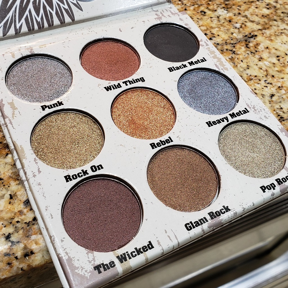 Glam Metals Eyeshadow Palette & Smoky Eyeliner